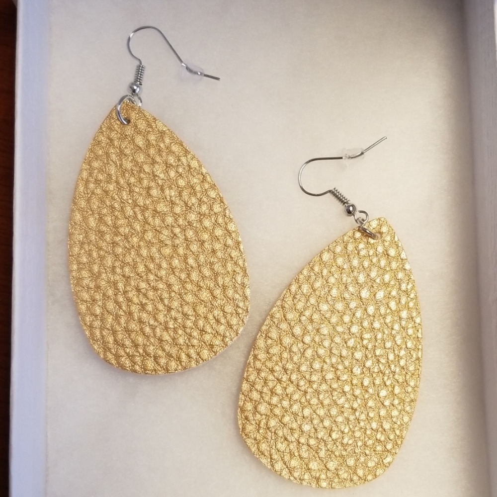 New! 7pair- New Faux leather lightweight earrings - Picture 8 of 8
